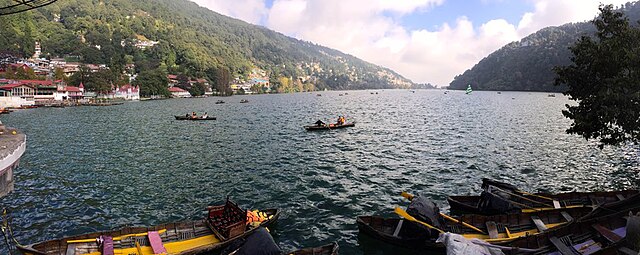 Boat_riding_in_Naini_Lake_at_Nainital