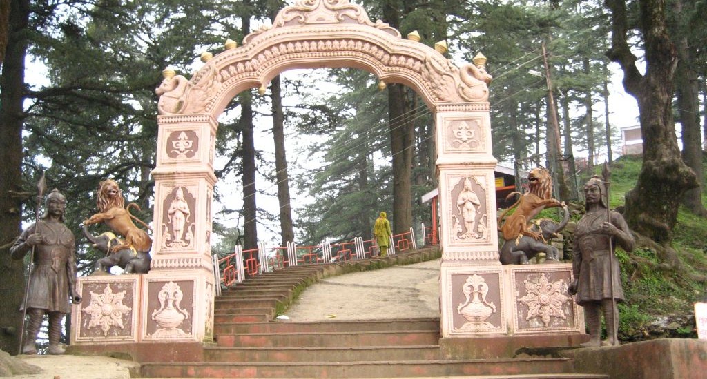 Trekking towards the Jakhoo Temple